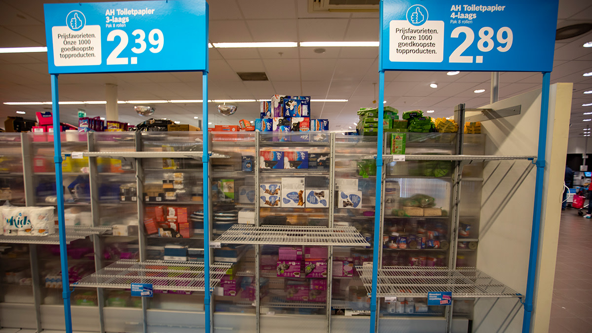 Hamstergedrag vanwege paniek over het coronavirus heeft bij Albert Heijn in diverse supermarkten in het land tot lege schappen geleid.