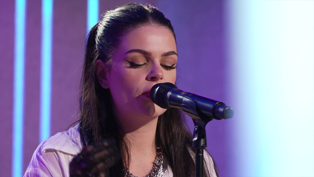 Davina Michelle speelt akoestische versie van All Is Ours