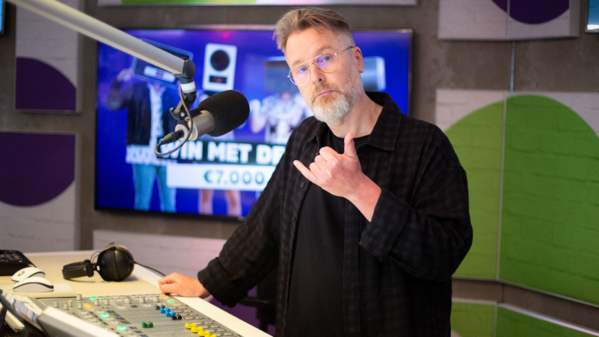 Wessel van Diepen in de studio van Radio 538.