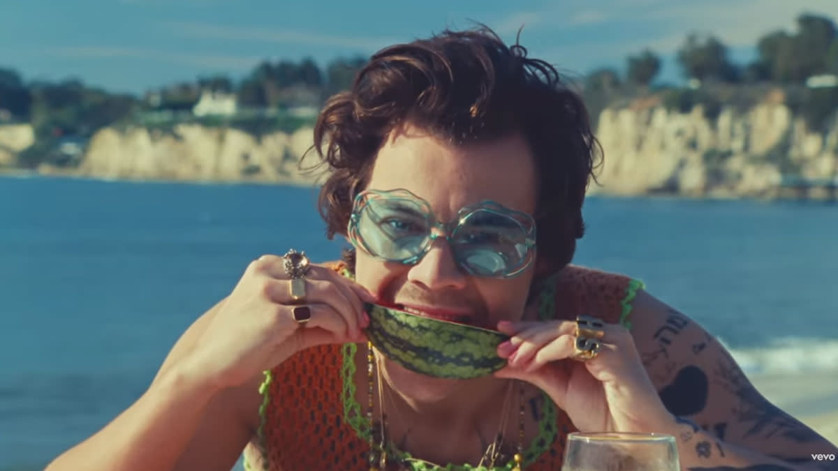 Harry Styles in de videoclip voor Watermelon Sugar.