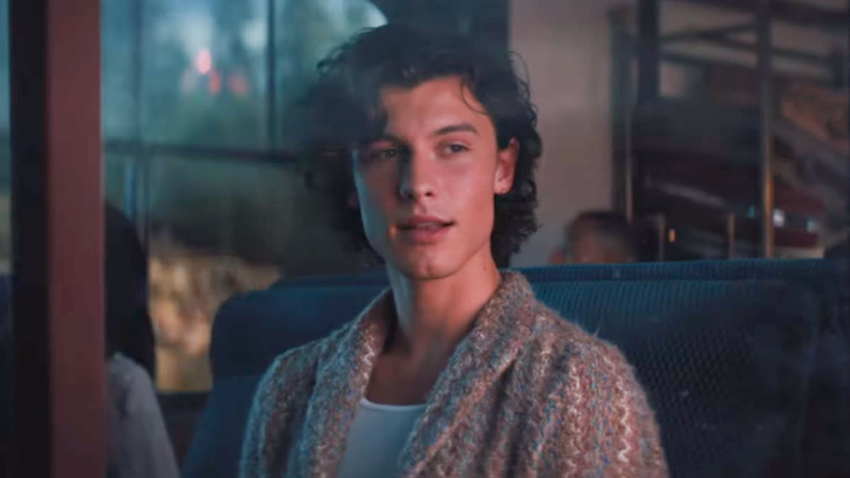 Shawn Mendes in de videoclip voor Wonder.